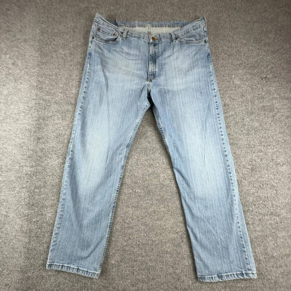 Wrangler Jeans Mens 42x30 Light Wash Blue Relaxed Fit Straight Stretch Denim